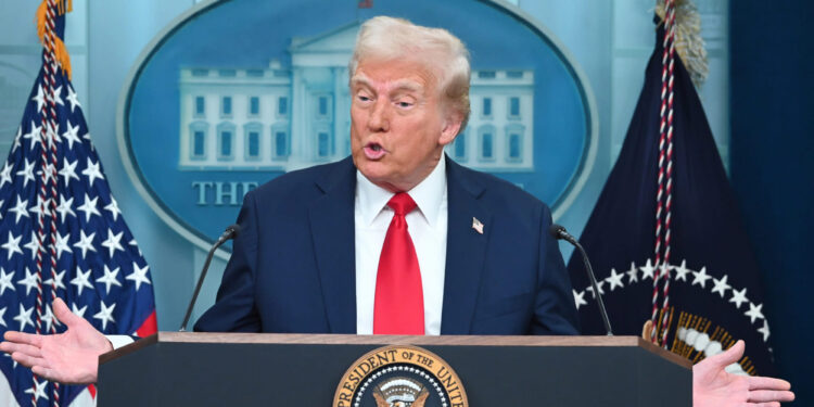 El déficit de EE. UU. caería en 2025 gracias a los aranceles del gobierno de Donald Trump