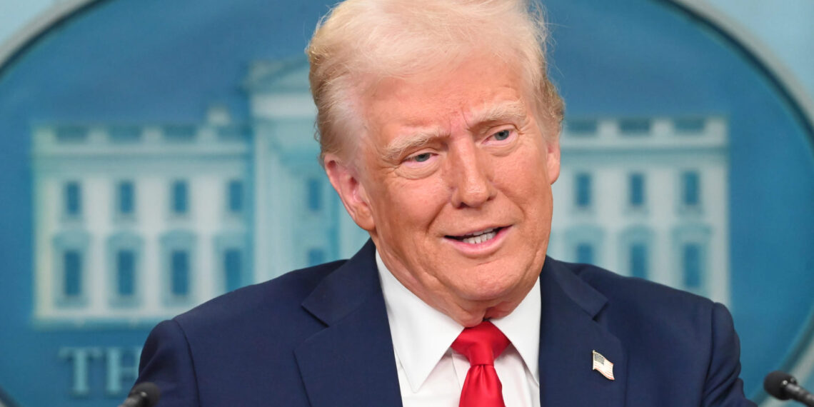 ¡Trump arremete de nuevo! Acusa a Powell de no saber lo que hace y exige recorte urgente de tasas