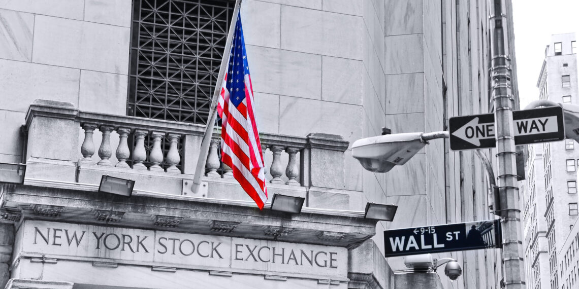 Lunes Negro: Trump insta a la FED a recortar tasas, mientras recibe críticas de los grandes de Wall Street