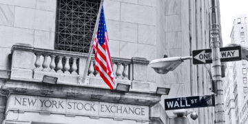 Lunes Negro: Trump insta a la FED a recortar tasas, mientras recibe críticas de los grandes de Wall Street