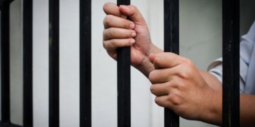 Migrantes con papeles en regla, encerrados en megacárcel de El Salvador: revelación explosiva sacude el discurso oficial