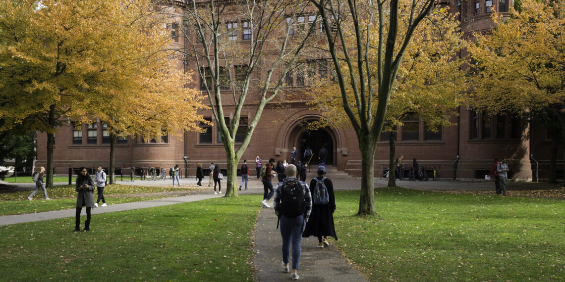 Trump amenaza con desviar miles de millones de Harvard a escuelas técnicas
