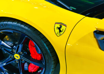 Ferrari aumenta sus ganancias, pero choca contra los aranceles de Trump en EE. UU.