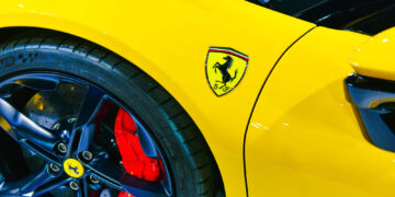 Ferrari aumenta sus ganancias, pero choca contra los aranceles de Trump en EE. UU.