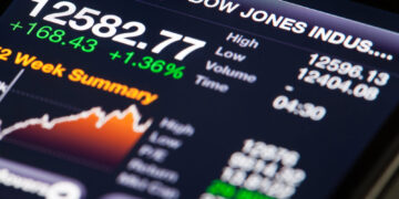 El Dow Jones  se dispara 700 puntos tras la tregua arancelaria de Trump con la UE