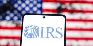 Desmantelan al IRS: Auditores desaparecen en masa y crecen temores por evasión fiscal de los ultraricos