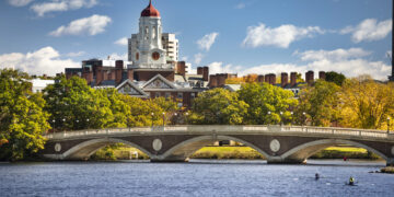 Trump lanza ofensiva contra Harvard y amenaza con quitarle su estatus libre de impuestos