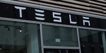 Elon Musk promete liderar Tesla por al menos 5 años más e invertir menos en campañas políticas