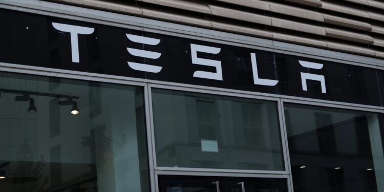 Elon Musk promete liderar Tesla por al menos 5 años más e invertir menos en campañas políticas