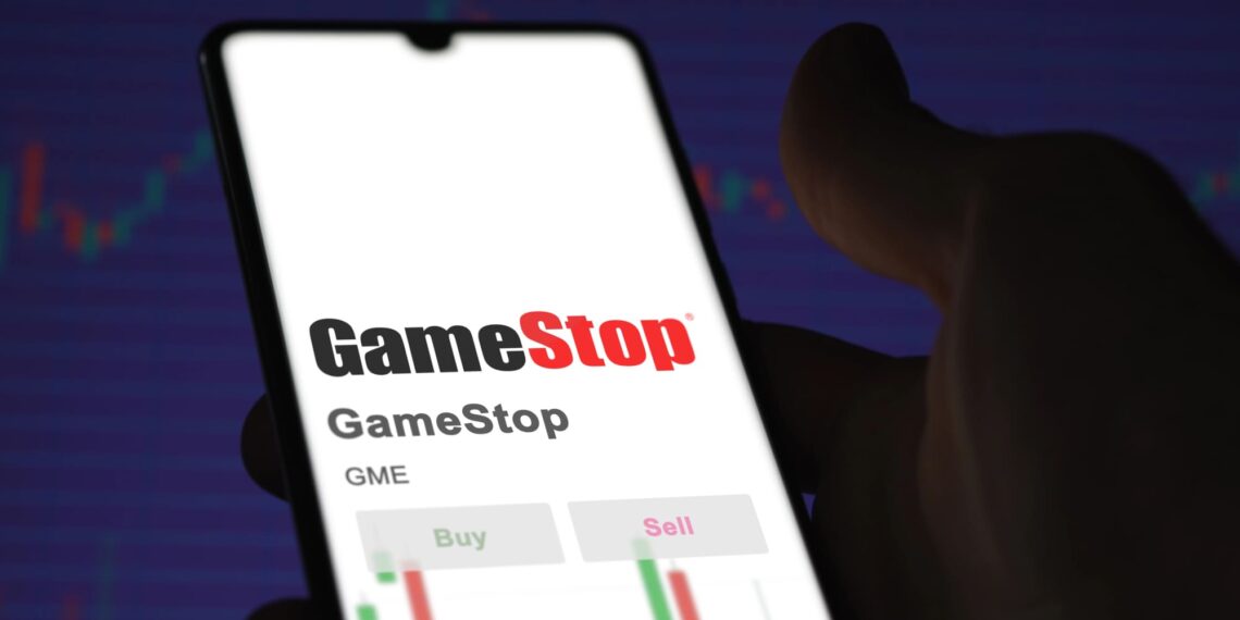 GameStop apuesta $500 millones en bitcoin y se desploma en Wall Street