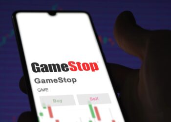GameStop apuesta $500 millones en bitcoin y se desploma en Wall Street
