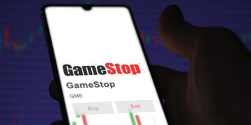 GameStop apuesta $500 millones en bitcoin y se desploma en Wall Street
