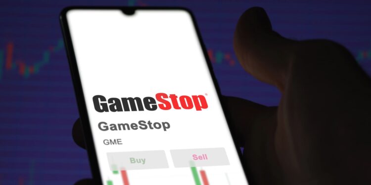 GameStop apuesta $500 millones en bitcoin y se desploma en Wall Street