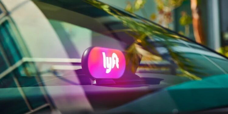 Acciones de Lyft suben 10% tras anuncio de millonaria recompra y fuerte crecimiento de viajes