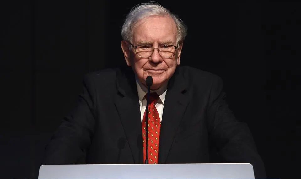 Buffett pasa el mando pero no se va del todo