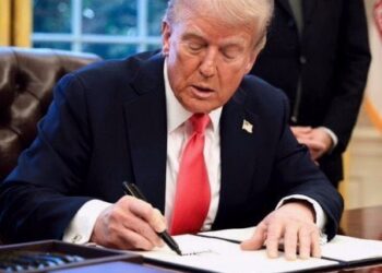 Trump arremete contra la Reserva Federal: Llama “tonto” a Powell y desata tensión