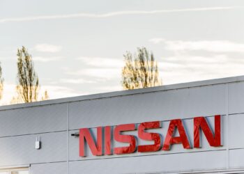 El mexicano CEO de Nissan enfrenta un entorno hostil con decisiones rápidas y fuertes recortes