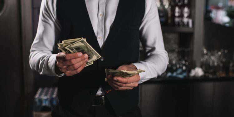 El Senado y la Cámara se enfrentan por quién paga impuestos sobre las propinas