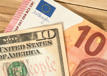 El déficit comercial de EE. UU. se reduce a la mitad