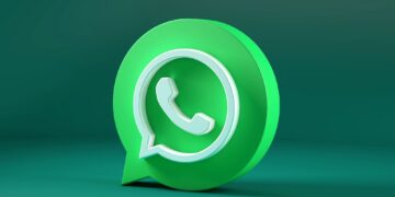 WhatsApp impone anuncios y cobrará por el acceso