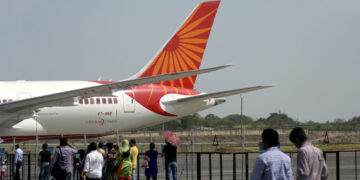 Único sobreviviente del vuelo de Air India 171 salió caminando del lugar del impacto