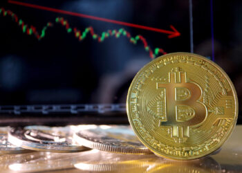 Bitcoin se desploma por debajo de $99,000 tras bombardeos en Irán y el pánico global