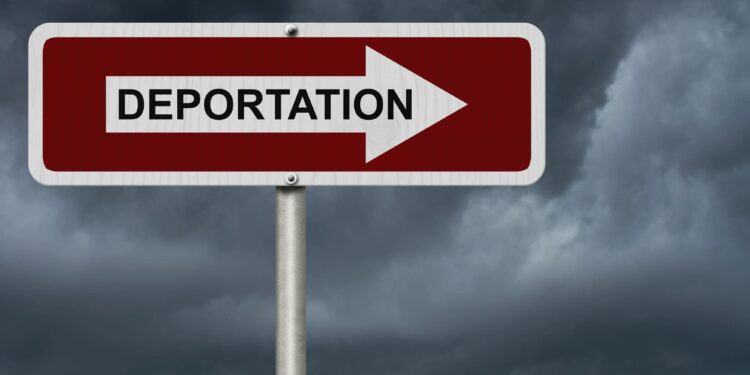 Trump ordena intensificar deportaciones desafiando protestas en ciudades demócratas