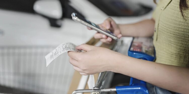 Las empresas trasladan los aranceles de Trump al consumidor y los precios comienzan a subir