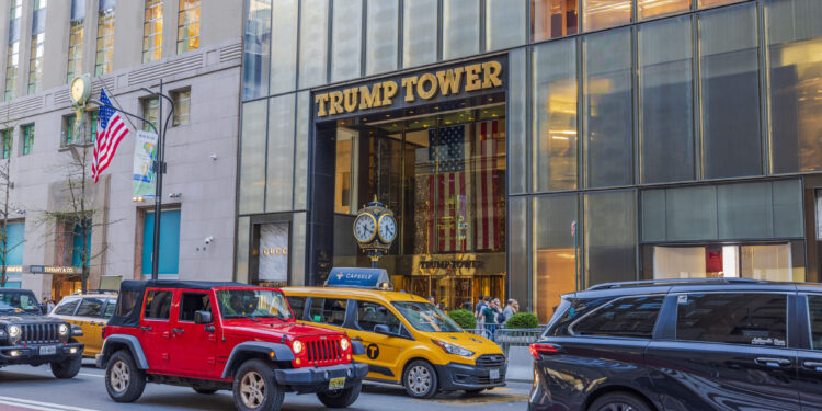 Trump lanza su propio smartphone y un plan móvil más caro que la competencia