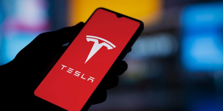 Acciones de Tesla suben 9% tras debut del robotaxi de Musk en Austin