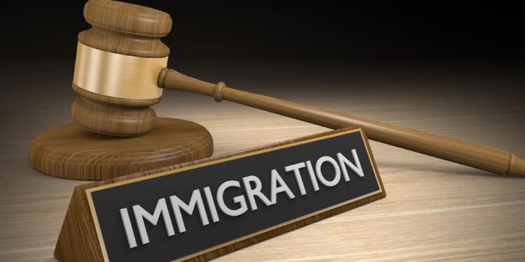 Trump celebra luz verde de la Corte Suprema para expulsiones exprés de indocumentados