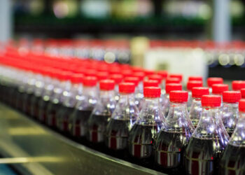 Trump presiona y Coca-Cola cede: la versión con azúcar de caña llegará a EE. UU. este otoño