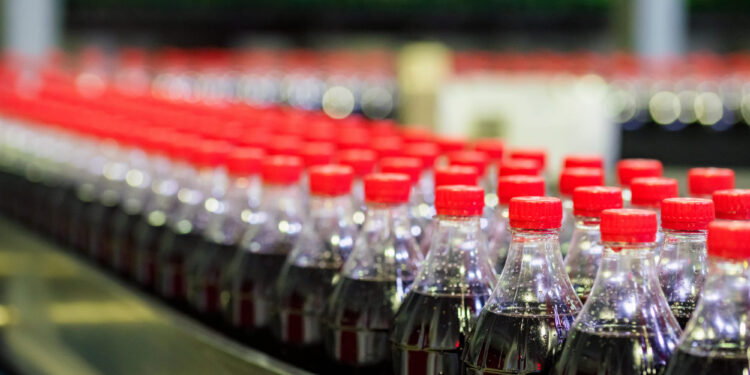 Trump presiona y Coca-Cola cede: la versión con azúcar de caña llegará a EE. UU. este otoño