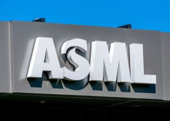 ASML se desploma tras sembrar dudas sobre su crecimiento futuro