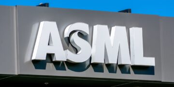 ASML se desploma tras sembrar dudas sobre su crecimiento futuro