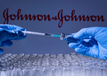 Johnson & Johnson cierra un sólido segundo trimestre y mejora sus previsiones para 2025