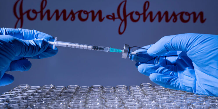 Johnson & Johnson cierra un sólido segundo trimestre y mejora sus previsiones para 2025