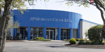 JPMorgan sorprende con resultados del trimestre y lanza advertencias sobre el futuro económico