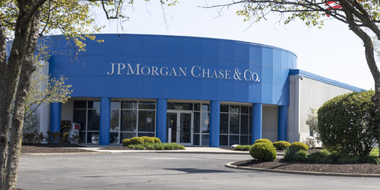 JPMorgan sorprende con resultados del trimestre y lanza advertencias sobre el futuro económico