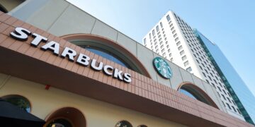 Starbucks lucha por reconquistar a sus clientes: Caída global en ventas pero existen señales de recuperación