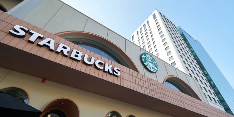 Starbucks lucha por reconquistar a sus clientes: Caída global en ventas pero existen señales de recuperación