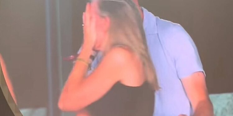 Escándalo de Astronomer en concierto de Coldplay desata millonaria ola de apuestas en plataformas cripto