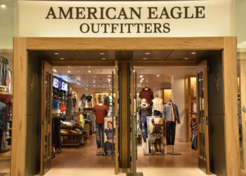 American Eagle sube en bolsa tras anunciar colaboración con Travis Kelce, futuro esposo de Taylor Swift