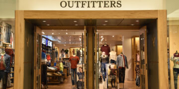 American Eagle sube en bolsa tras anunciar colaboración con Travis Kelce, futuro esposo de Taylor Swift