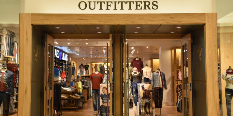 American Eagle sube en bolsa tras anunciar colaboración con Travis Kelce, futuro esposo de Taylor Swift