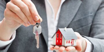 Ventas de viviendas en EE.UU. suben en julio mientras los precios muestran señales de freno