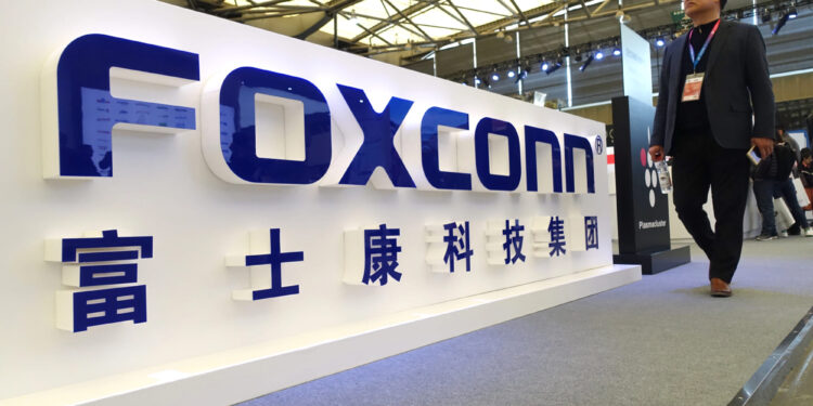 Foxconn rompe expectativas con ganancias impulsadas por la IA y desafía aranceles de Trump