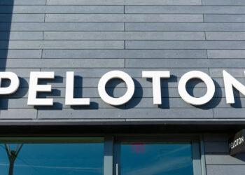 Peloton anuncia importantes ganancias pero recorta personal