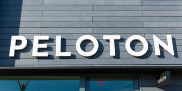 Peloton anuncia importantes ganancias pero recorta personal