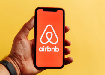 Airbnb eleva sus ganancias y anuncia multimillonaria recompra en medio de un trimestre agitado